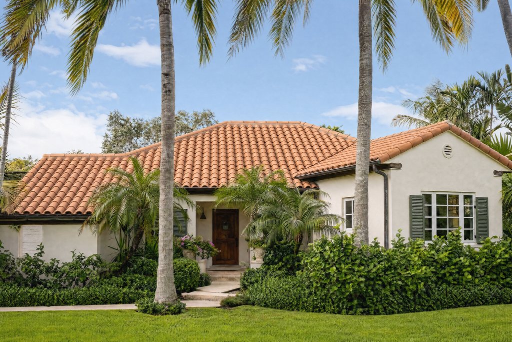Casa mediterránea del Sur de Florida con un techo nuevo de teja de barril de barro color terracota y palmeras (imagen ilustrativa)